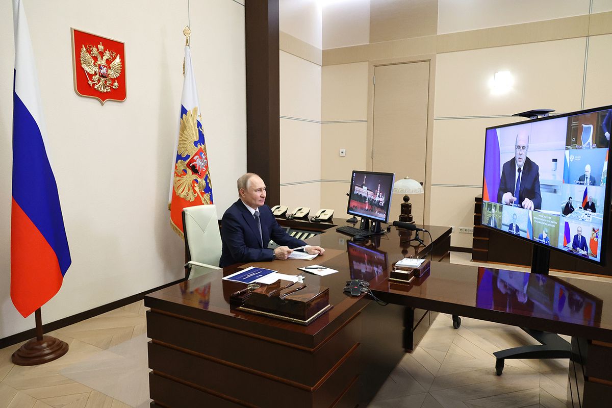Vlagyimir Putyin says Russia's oil production up by 2% despite sanctions epa10411449 Russian President Vladimir Putin speaks during a meeting on economic issues via video conference with Russian Prime Minister Mikhail Mishustin (on the screen) the Novo-Ogaryovo residence outside Moscow, Russia, 17 January 2023. Putin said that the oil production in Russia had increased by two percent in 2022 to a total of 535 million tonnes despite sanctions, according to Russian state news agency Sputnik.  EPA/MIKHAEL KLIMENTYEV / SPUTNIK / KREMLIN POOL / POOL epa10411449 Russian President Vladimir Putin speaks during a meeting on economic issues via video conference with Russian Prime Minister Mikhail Mishustin (on the screen) the Novo-Ogaryovo residence outside Moscow, Russia, 17 January 2023. Putin said that the oil production in Russia had increased by two percent in 2022 to a total of 535 million tonnes despite sanctions, according to Russian state news agency Sputnik.  EPA/MIKHAEL KLIMENTYEV / SPUTNIK / KREMLIN POOL / POOL