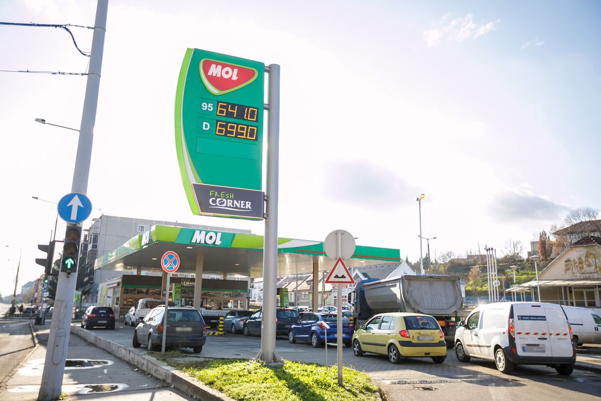 20221207 EgerMár nem lehet az ársapkás 480 forintos üzemanyagot tankolni. Képen: az egri Kővágó téri MOL benzinkút látható.