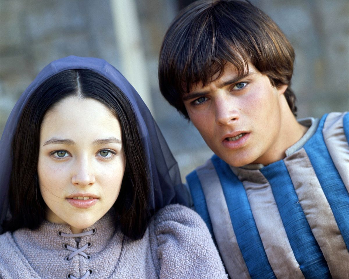 Romeo And Juliet British actors Leonard Whiting, as Romeo, and Olivia Hussey as Juliet, in 'Romeo And Juliet', directed by Franco Zeffirelli, 1968. (Photo by Silver Screen Collection/Getty Images)