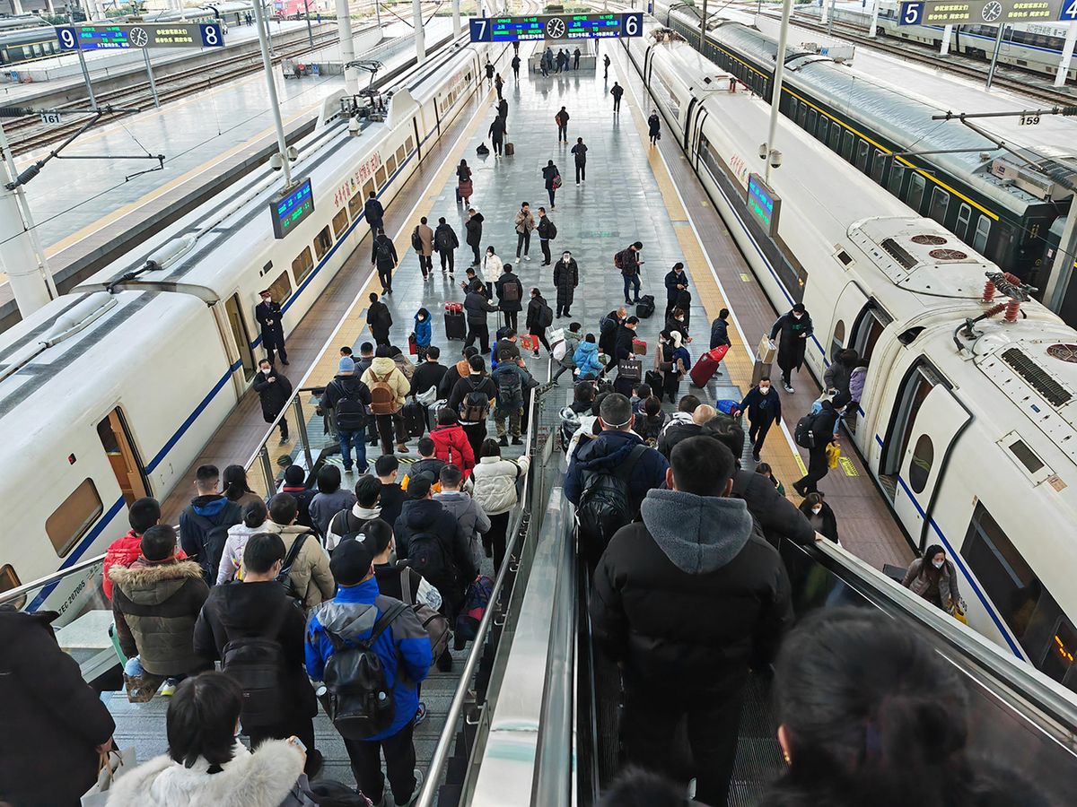 Shanghai Railway Station ushers in peak passenger flow