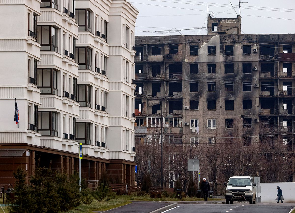 Self-proclaimed DPR expects Mariupol completely rebuilt in three years epaselect epa10360638 New apartments sit beside destroyed housing in Mariupoll, Ukraine, 10 December 2022 (issued 11 December 2022). An estimate 250,000 inhabitants have left the city, about 300,000 still remain. During the hostilities, up to 70 percent of the housing stock of Mariupol was destroyed and about 5,000 civilians were killed due to fighting and shelling, Konstantin Ivashchenko, the new mayor of the city, said. City authorities prepare residential buildings for winter and change all central heating systems in Mariupol, where by the end of the year at least 1,000 residential buildings, social and cultural facilities will be connected to heat, said Russian Deputy Prime Minister Marat Khusnullin. The government of the self-proclaimed Donetsk People's Republic (DPR) reported that 129,000 square meters of new housing will appear next year in Mariupol. More than 5,000 builders are working on the restoration of the city. Mariupol is expected to be completely rebuilt in three years.  EPA/SERGEI ILNITSKY epaselect epa10360638 New apartments sit beside destroyed housing in Mariupoll, Ukraine, 10 December 2022 (issued 11 December 2022). An estimate 250,000 inhabitants have left the city, about 300,000 still remain. During the hostilities, up to 70 percent of the housing stock of Mariupol was destroyed and about 5,000 civilians were killed due to fighting and shelling, Konstantin Ivashchenko, the new mayor of the city, said. City authorities prepare residential buildings for winter and change all central heating systems in Mariupol, where by the end of the year at least 1,000 residential buildings, social and cultural facilities will be connected to heat, said Russian Deputy Prime Minister Marat Khusnullin. The government of the self-proclaimed Donetsk People's Republic (DPR) reported that 129,000 square meters of new housing will appear next year in Mariupol. More than 5,000 builders are working on the restoration of the city. Mariupol is expected to be completely rebuilt in three years.  EPA/SERGEI ILNITSKY
