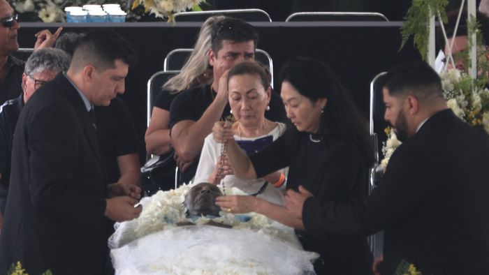 SP - Santos - 01/02/2023 - PELE, WATCH - Marcia Aoki Pele's widow during Pele's wake at the Vila Belmiro stadium this Monday (2). Pele died of multiple organ failure on the 29th of December after about a month of hospitalization at the Albert Einstein hospital in Sao Paulo. Pele is considered the greatest football player in all history and played for Santos for almost 20 years and won three World Cups with the Brazilian national team. 