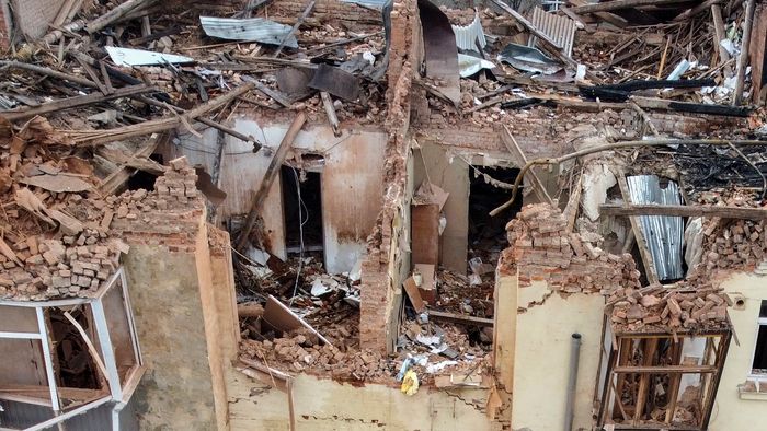 Harkiv, 2023. január 30.Egy találatot kapott lakóház romjai a Harkiv elleni újabb orosz rakétatámadást követően 2023. január 30-án. A mostani támadásban egy ember életét vesztette, többen megsebesültek.