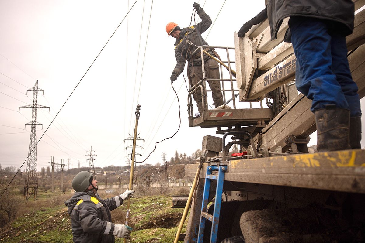 Ukraine Works To Restore Electricity Infrastructure In Kherson KHERSON, UKRAINE - DECEMBER 01: Electricity workers from a team brought in from Odessa and wearing bulletproof vests and helmets work to fix a destroyed high voltage power line on December 01, 2022 in Kherson, Ukraine. Teams of electrical workers have been brought in from across Ukraine to help restore power to Kherson City and surrounding areas. The workers are forced to wear protective equipment due to being targeted by continued shelling by Russian forces on electrical infrastructure. Kherson's power grid has continued to suffer damage from Russian shelling, despite Ukraine reclaiming the territory from Russian occupation last month. (Photo by Chris McGrath/Getty Images)
Ukrajna ukrán áram