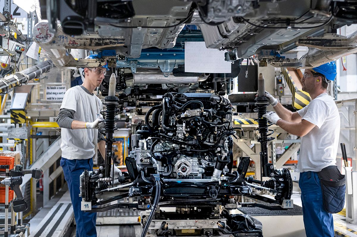 Esztergom, 2022. október 20. A motor beemelése az esztergomi Suzuki-gyárban 2022. október 19-én.MTI/Szigetváry Zsolt