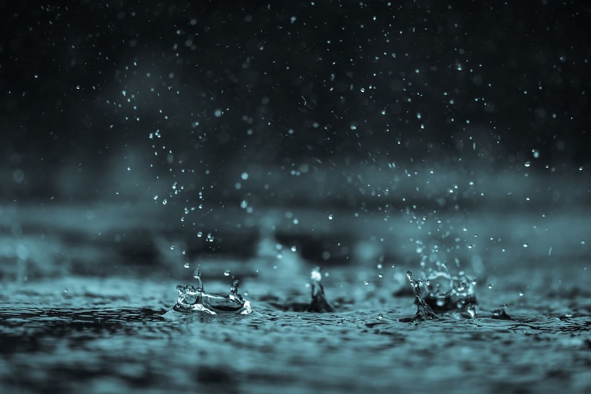 Rain,Water,Drop,Falling,To,The,Floor,In,Heavy,Rain,eső