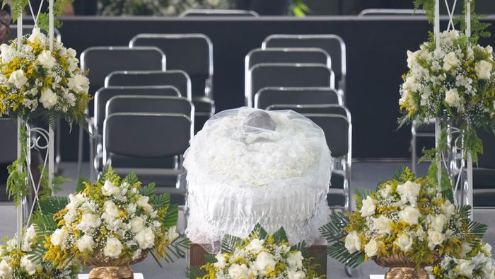 Santos, 2023. január 2.Edson Arantes do Nascimento, közismert nevén Pelé háromszoros világbajnok brazil labdarúgó koporsója a santosi Vila Belmiro stadionban felállított ravatalon 2023. január 2-án. A ravatal előtt 24 órán keresztül bárki leróhatja kegyeletét, temetése január 3-án lesz. Pelé 2022. december 29-én, 82 éves korában hunyt el. Jair Bolsonaro, a hivatalából távozó brazil elnök háromnapos nemzeti gyászt rendelt el a tiszteletére.