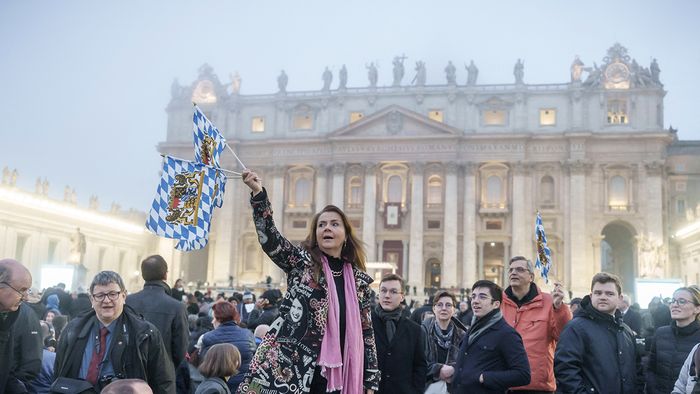 05 January 2023, Vatican, Vatikanstadt: Visitors from Germany wait early in the morning for the start of the public funeral Mass for the late Pope Emeritus Benedict XVI in St. Peter's Square. Pope Emeritus Benedict XVI died Dec. 31, 2022, at the Vatican at the age of 95. Photo: Michael Kappeler/dpa (Photo by MICHAEL KAPPELER / DPA / dpa Picture-Alliance via AFP)