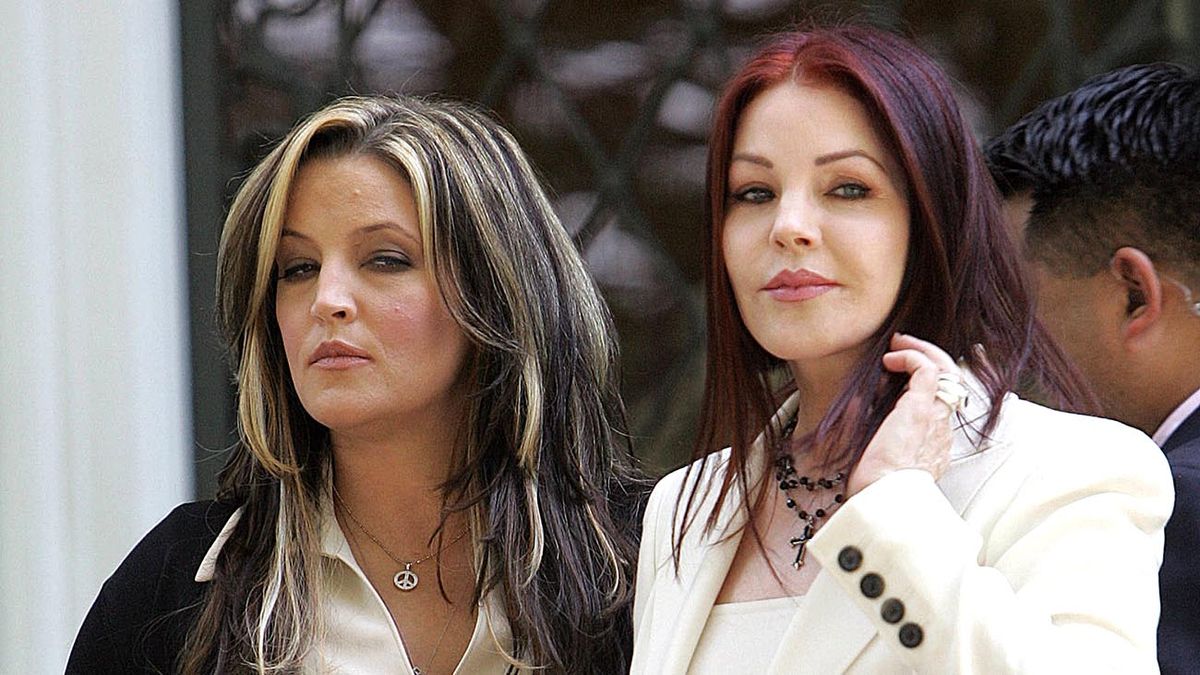 71322182 Priscilla Presley (R) and her daughter Lisa Marie Presley (L) wait at the front portico entrance to greet US President George W. Bush and Prime Minister Junichiro Koizumi of Japan for a private tour of Elvis Presley's Graceland Mansion 30 June, 2006 in Memphis, Tennessee.     AFP PHOTO / TIM SLOAN (Photo by TIM SLOAN / AFP)