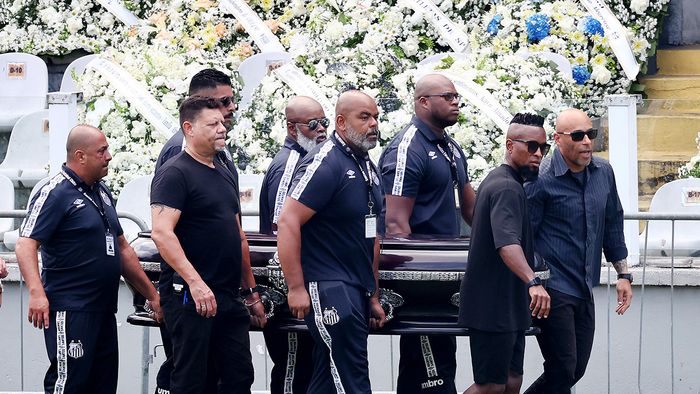 SANTOS, BRAZIL - JANUARY 02: Edinho (R), son of Pelé and former football player Ze Roberto carry Pele's coffin into Urbano Caldeira Stadium for his funeral on January 02, 2023 in Santos, Brazil. Brazilian football icon Edson Arantes do Nascimento, better known as Pele, died on December 29, 2022 aged 82 after a battle with cancer in Sao Paulo, Brazil. The three-time World Cup champion with Brazil is considered one of the greatest soccer legends of all time. (Photo by Mario Tama/Getty Images)