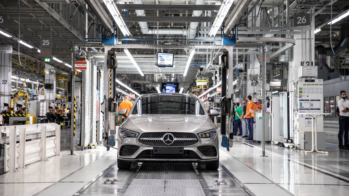 2020.07.21.                                Mercedes-gyár, Kecskemét  - Megkezdődik a CLA 250 e Coupé és a CLA 250 e Shooting Brake hibridmodellek gyártása a kecskeméti Mercedes-gyárban.                                  