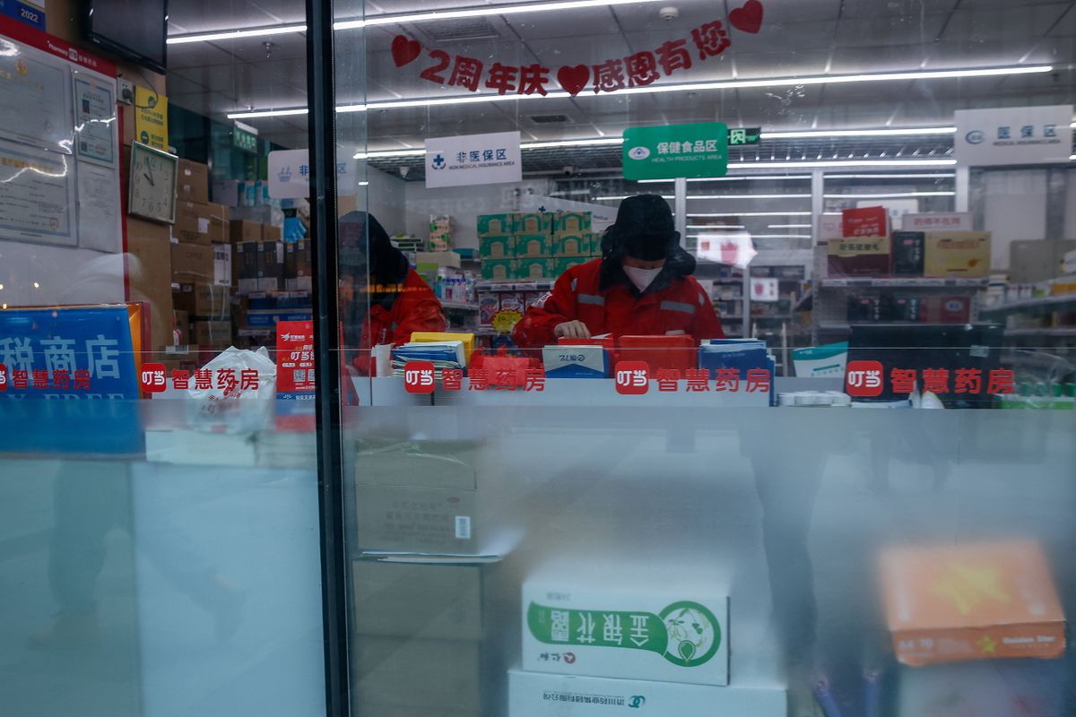 Peking, 2023. január 3.Védőmaszkot viselő férfi egy pekingi gyógyszertárban 2023. január 3-án. A kínai kormány az országos tiltakozások nyomán a koronavírus-járvány miatt elrendelt óvintézkedések nagy részét december 7-én radikálisan enyhítette, felhagyott zéró Covid-politikájával. A járványellenes korlátozások feloldása óta drámaian emelkednek a koronavírusos új esetszámok. A tudósok figyelmeztették Kínát, hogy az ország a koronavírus-fertőzések többszörös hullámával néz szembe, mivel az Omikron-változat mutálódik. Shan Lu Liu, az Egyesült Államok Ohio Állami Egyetemének virológusa szerint az újbóli fertőzések aránya növekedni fog, ha a vakcina elleni védettség csökken