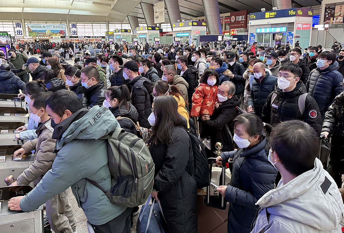 Many passengers at Beijingnan Railway Station/ China Passengers gather at Beijingnan Railway Station to use High-Speed Railway in Beijing on Jan. 8, 2023. ( The Yomiuri Shimbun ) (Photo by Ichiro Ohara / Yomiuri / The Yomiuri Shimbun via AFP)