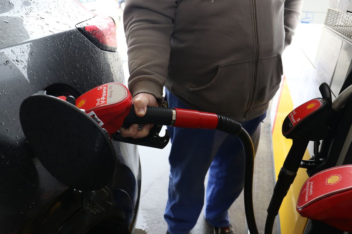 20221202 Tatabánya Tatabányán is több kúton üzemanyag hiány alakult ki. Benzinkút  Tankolás
