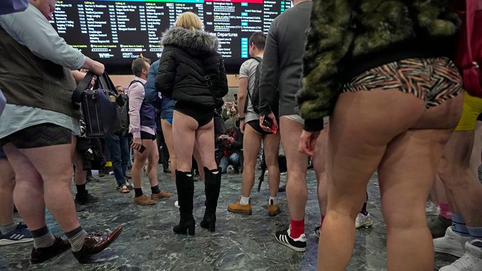 London, 2023. január 8.
A nadrág nélküli metrózási akcióban vesznek részt emberek a londoni metró egyik vonalán 2023. január 8-án. Az eseményre a koronavírus miatt három év kihagyást követően került sor. Az évenkénti akciót New Yorkban kezdeményezték 2002-ben és azóta világszerte több nagyvárosban követőkre talált.