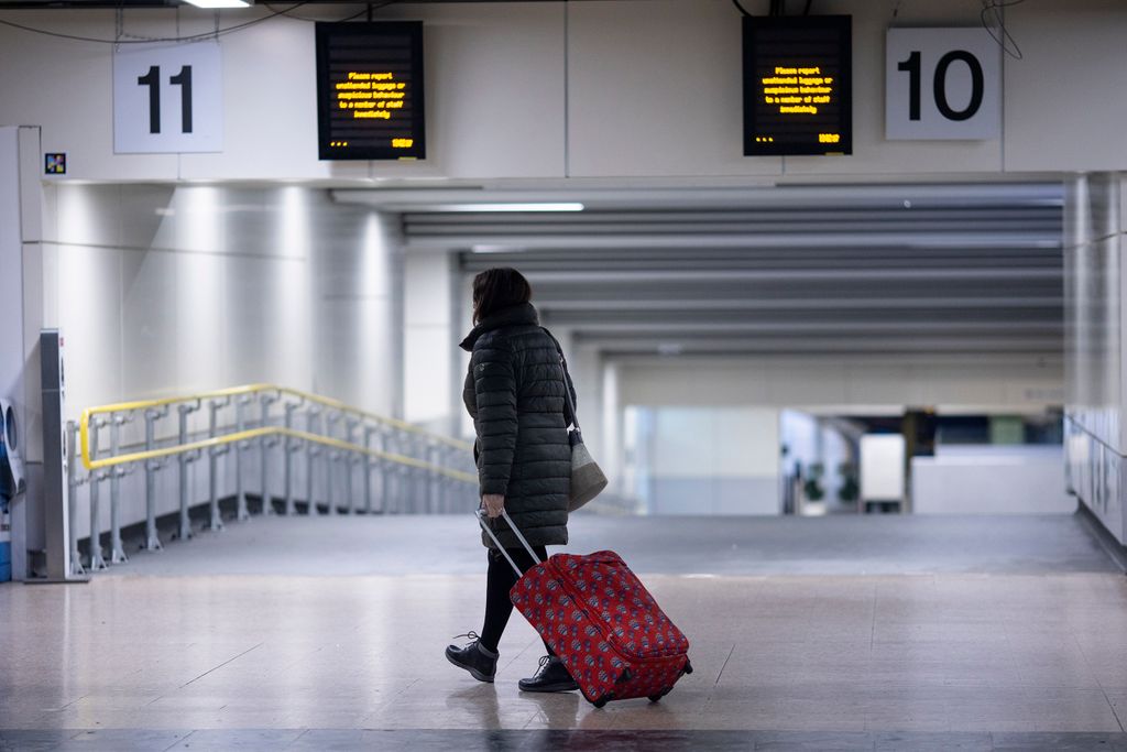 London, 2023. január 3.
Vonatra szállni készül egy utas a londoni Euston pályaudvaron 2023. január 3-án, amikor a brit vasúti, tengerhajózási és szállítási dolgozókat tömörítő RMT Szakszervezet újabb 48 órás sztrájkot tart, és a vasúti járatok csaknem 75 százalékát törölni kellett. A szakszervezet hosszabb ideje folytat egyelőre eredménytelen tárgyalásokat a munkaadókkal a bérekről és a munkakörülményekről.