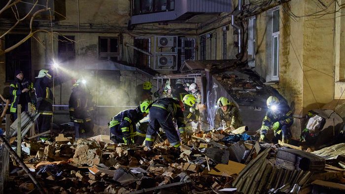 Harkiv, 2023. január 30.Tűzoltók dolgoznak egy találatot kapott lakóház romjai között a Harkiv elleni újabb orosz rakétatámadást követően 2023. január 30-án. A mostani támadásban egy ember életét vesztette, többen megsebesültek.