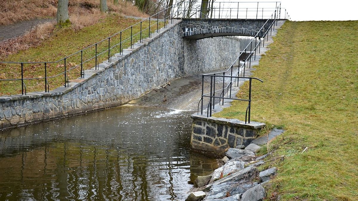 Drainage,Of,Drainage,Water,From,The,Bottom,Of,The,Dam drainage of drainage water from the bottom of the dam dam or pond through the upper safety overflow water overflow determines the maximum level. lake level with stone paneling and metal railings.