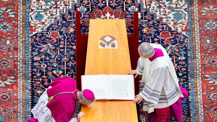 This photo taken and handout on January 5, 2022 by The Vatican Media shows German Archbishop Georg Gaenswein kisses the coffin of Pope Emeritus Benedict XVI at the start of his funeral mass at St. Peter's square in the Vatican, on January 5, 2023. (Photo by Handout / VATICAN MEDIA / AFP) / RESTRICTED TO EDITORIAL USE - MANDATORY CREDIT "AFP PHOTO / VATICAN MEDIA" - NO MARKETING - NO ADVERTISING CAMPAIGNS - DISTRIBUTED AS A SERVICE TO CLIENTS
