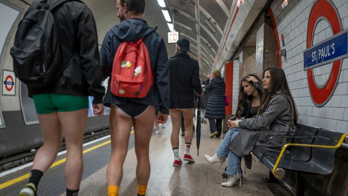 London, 2023. január 8.
A nadrág nélküli metrózási akcióban vesznek részt emberek a londoni metró egyik vonalán 2023. január 8-án. Az eseményre a koronavírus miatt három év kihagyást követően került sor. Az évenkénti akciót New Yorkban kezdeményezték 2002-ben és azóta világszerte több nagyvárosban követőkre talált.
MTI/AP/Kin Cheung