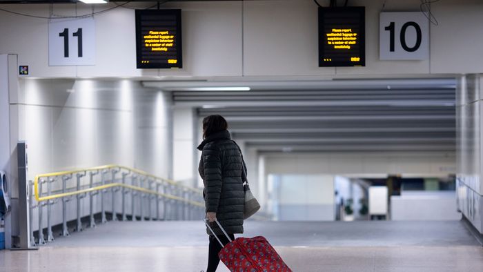 London, 2023. január 3.
Vonatra szállni készül egy utas a londoni Euston pályaudvaron 2023. január 3-án, amikor a brit vasúti, tengerhajózási és szállítási dolgozókat tömörítő RMT Szakszervezet újabb 48 órás sztrájkot tart, és a vasúti járatok csaknem 75 százalékát törölni kellett. A szakszervezet hosszabb ideje folytat egyelőre eredménytelen tárgyalásokat a munkaadókkal a bérekről és a munkakörülményekről.