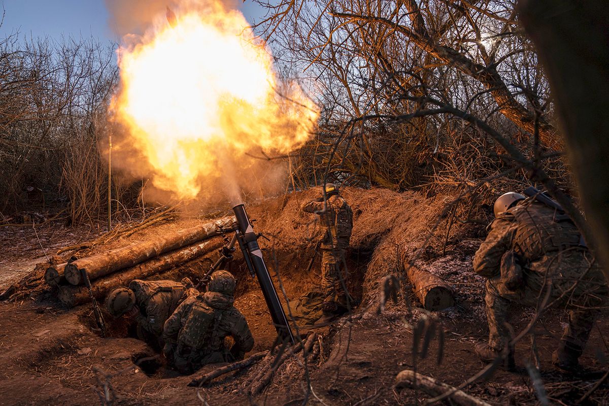 Bahmut, 2023. január 11.Ukrán katona egy120 mm-es aknavetővel lövi az orosz állásokat a kelet-ukrajnai Donyec-medencében levő Bahmutban 2023. január 11-én. Bahmut és Szoledár város térsége az utolsó olyan terület Donyeck megyében, amely még ukrán ellenőrzés alatt áll, és hónapok óta ádáz harcokat folytatnak érte az orosz és az ukrán erők.MTI/AP/Jevhen Maloletka Bahmut, 2023. január 11.
Ukrán katona egy120 mm-es aknavetővel lövi az orosz állásokat a kelet-ukrajnai Donyec-medencében levő Bahmutban 2023. január 11-én. Bahmut és Szoledár város térsége az utolsó olyan terület Donyeck megyében, amely még ukrán ellenőrzés alatt áll, és hónapok óta ádáz harcokat folytatnak érte az orosz és az ukrán erők.
MTI/AP/Jevhen Maloletka