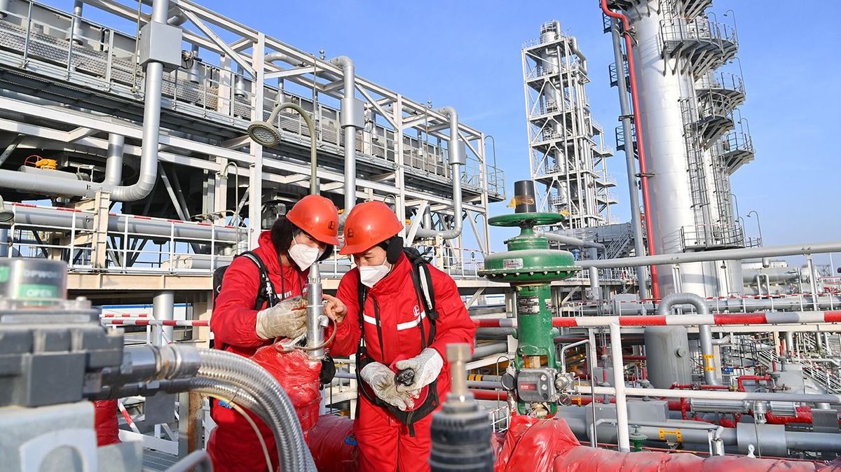 Sinopec's Shunbei Oil And Gas Field In Xinjiang AKSU, CHINA - JANUARY 04: Employees inspect facilities at a gathering station inside the Shunbei oil and gas field operated by China Petroleum & Chemical Corporation (Sinopec) in the Taklimakan Desert on January 4, 2023 in Aksu Prefecture, Xinjiang Uygur Autonomous Region of China. (Photo by VCG/VCG via Getty Images)