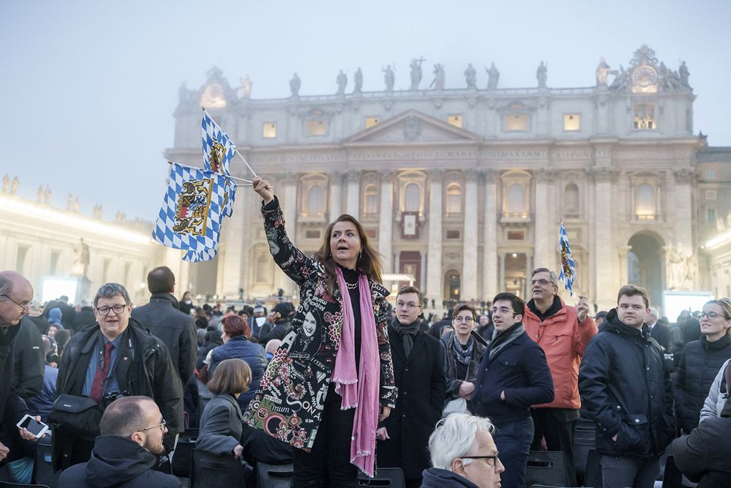 05 January 2023, Vatican, Vatikanstadt: Visitors from Germany wait early in the morning for the start of the public funeral Mass for the late Pope Emeritus Benedict XVI in St. Peter's Square. Pope Emeritus Benedict XVI died Dec. 31, 2022, at the Vatican at the age of 95. Photo: Michael Kappeler/dpa (Photo by MICHAEL KAPPELER / DPA / dpa Picture-Alliance via AFP)