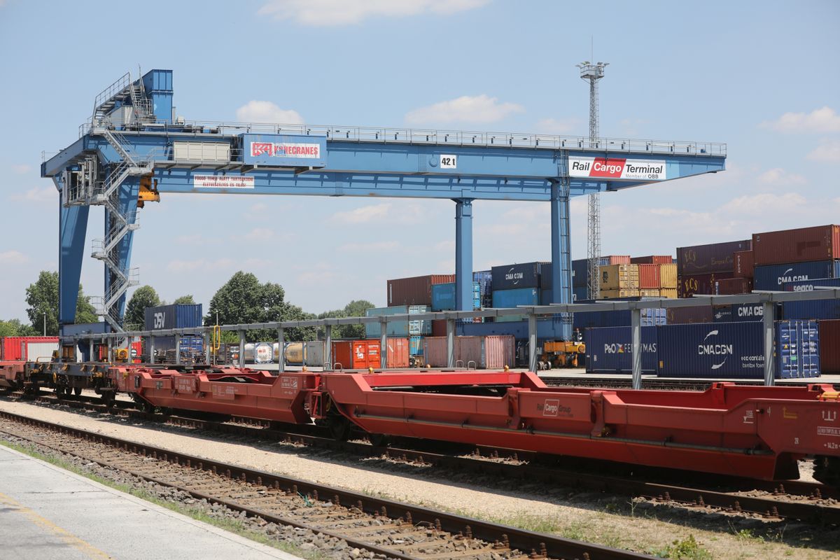 BILK_Kovács Imre, a Rail Cargo Group Igazgatósági tagja, Mosóczi László közlekedéspolitikáért felelős államtitkár és  Kovács Ákos, a budapesti Ekol Logistics Kft. ügyvezető igazgatója
