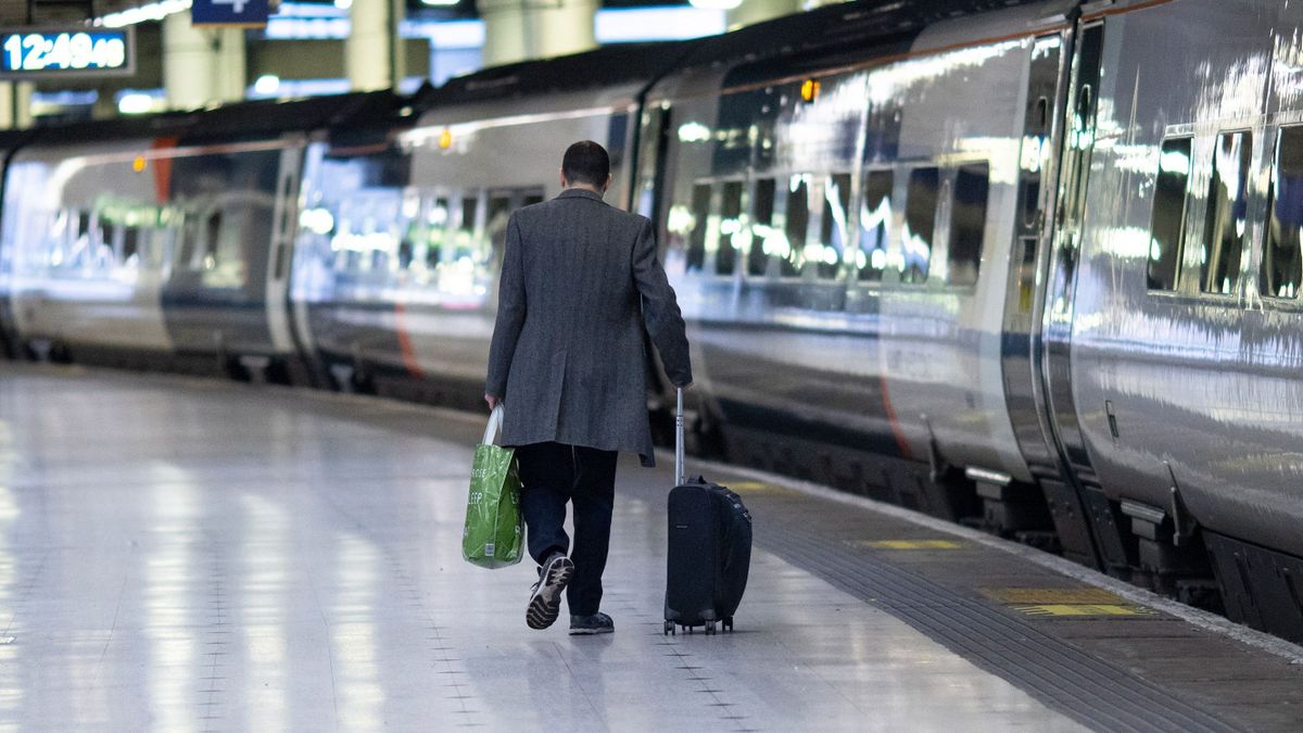 London, 2023. január 3.
Vonatra szállni készül egy utas a londoni Euston pályaudvaron 2023. január 3-án, amikor a brit vasúti, tengerhajózási és szállítási dolgozókat tömörítő RMT Szakszervezet újabb 48 órás sztrájkot tart, és a vasúti járatok csaknem 75 százalékát törölni kellett. A szakszervezet hosszabb ideje folytat egyelőre eredménytelen tárgyalásokat a munkaadókkal a bérekről és a munkakörülményekről.