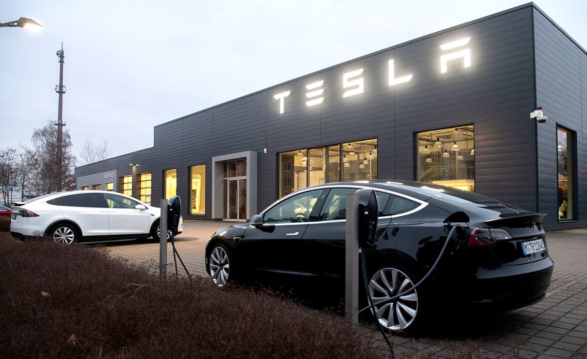 Tesla 07 February 2020, Lower Saxony, Hanover: Cars from Tesla stand in front of a sales shop and service center of the manufacturer of electric vehicles, Tesla. Photo: Julian Stratenschulte/dpa (Photo by Julian Stratenschulte/picture alliance via Getty Images)