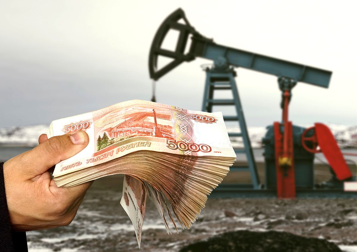 Concept,Of,Selling,Minerals,For,Russian,Rubles.,The,Shadow,Of concept of selling minerals for Russian rubles. The shadow of the oil rig against the background of Russian money. Earn money from mining gas and oil energy resources