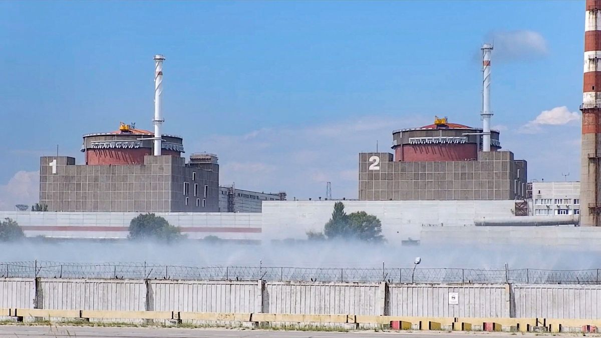 Enerhodar, 2022. augusztus 8.Az orosz védelmi minisztérium sajtószolgálata által közreadott, videófelvételről készült kép az orosz ellenőrzés alatt álló zaporizzsjai atomerőműről a délkelet-ukrajnai Enerhodarban 2022. augusztus 7-én. A támadás során egy kiégett fűtőcsövek tárolására szolgáló raktárt ért találat, valamint radioaktivitás mérésére szolgáló szenzorok sérültek meg. Az orosz és az ukrán erők egymást vádolják a zaporizzsjai atomerőmű lövetésével.MTI/EPA//Orosz védelmi minisztérium sajtószolgálata