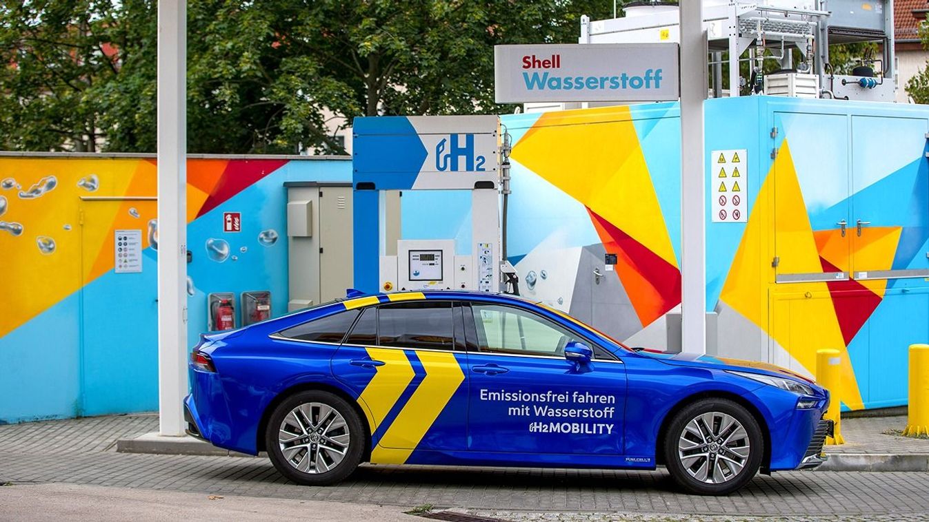 Hydrogen Vehicle Refueling at a Royal Dutch Shell Plc Gas Station
H2 Mobility branded Toyota Motor Corp. Mirai hydrogen fuel cell electric vehicle refuels at a Royal Dutch Shell Plc gas station in Berlin, Germany, on Wednesday, Aug. 25, 2021. Hydrogen remains a marginal part of Shell's energy mix, but the company expects to expand the business as part of its strategy to achieve net-zero emissions by 2050.  Photographer: Krisztian Bocsi/Bloomberg via Getty Images
