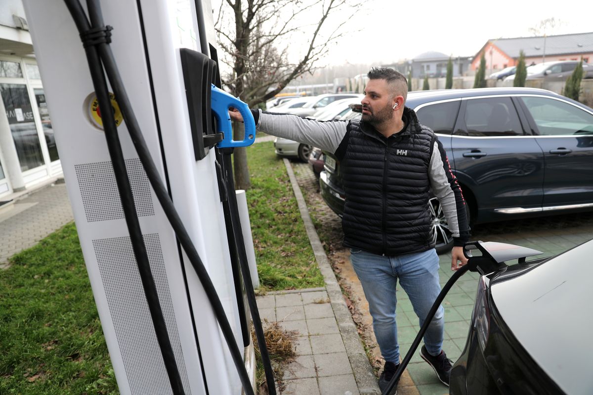 20230103 Kaposvár elektromos autó  töltőállomásJanuártól jelentősen változik a nyilvános elektromos autótöltés díja. Azonban szakértők szerint ez nem érinti markánsan az autósokat, ha előre tájékozódnak a tarifákról és tudatosan tervezik töltéseiket.