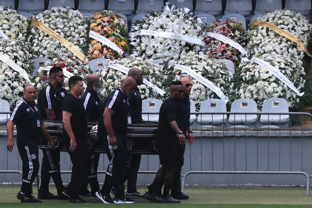 SP - Santos - 01/02/2023 - PELE, VELORIO - Pele's body is seen during arrival for the wake at the Vila Belmiro stadium this Monday (2). Pele died of multiple organ failure on the 29th of December after about a month of hospitalization at the Albert Einstein hospital in Sao Paulo. Pele is considered the greatest football player in history and played for Santos for almost 20 years and won three World Cups with the Brazilian National Team 