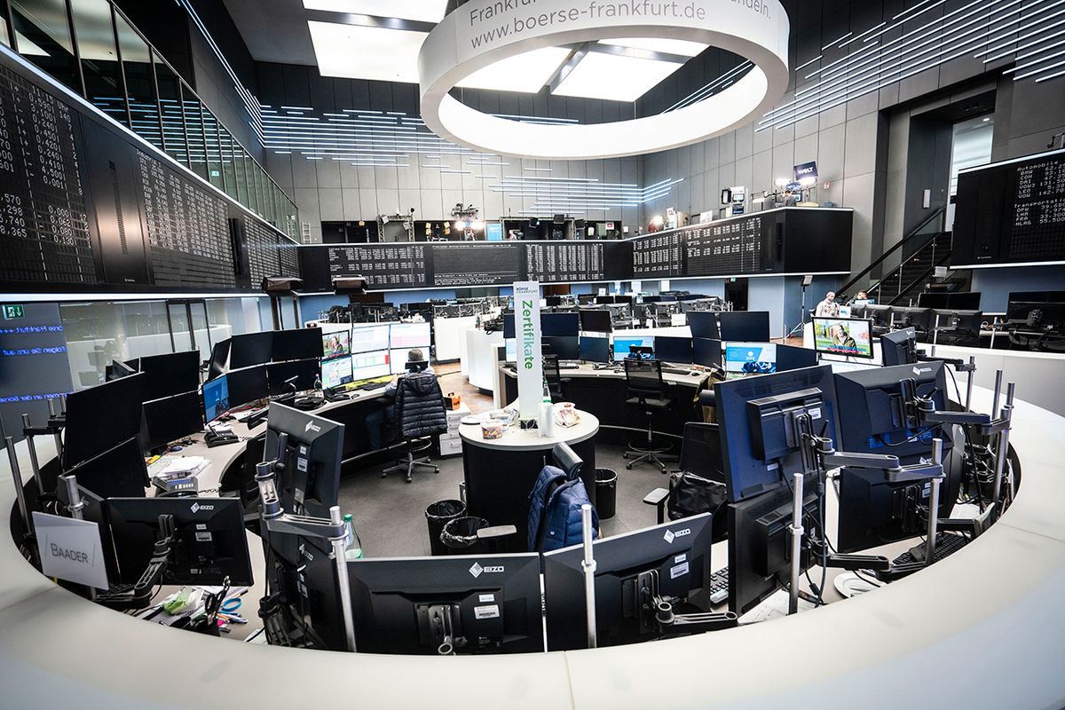 Stock exchange in Frankfurt/Main
04 November 2020, Hessen, Frankfurt/Main: A view into the trading room of the Frankfurt Stock Exchange on the morning after the election for US President. Photo: Frank Rumpenhorst/dpa (Photo by FRANK RUMPENHORST / DPA / dpa Picture-Alliance via AFP)