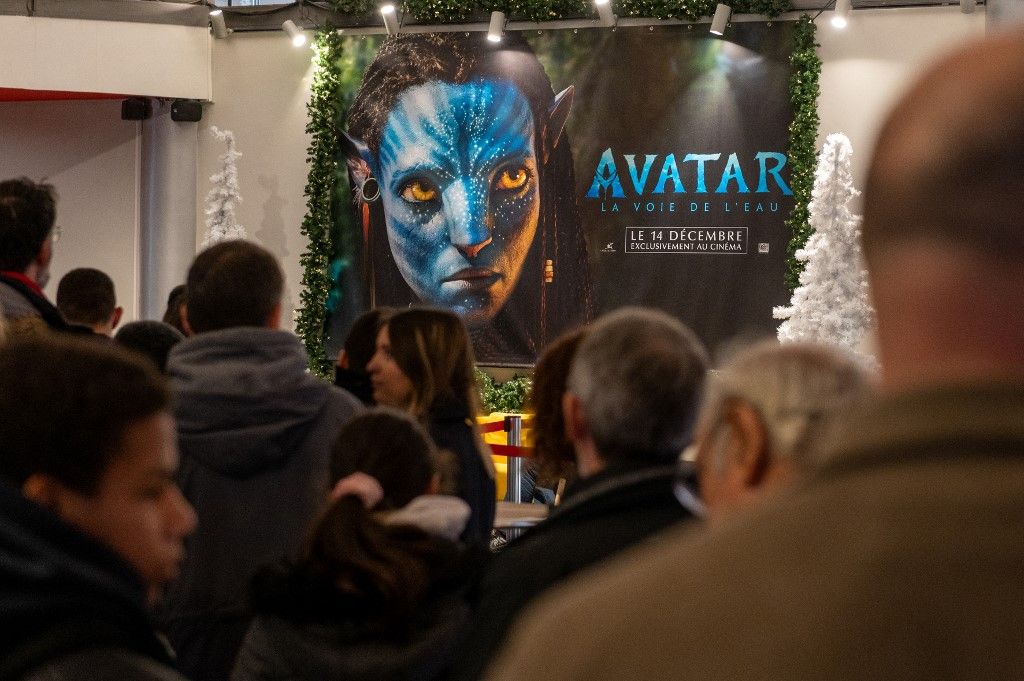 FRANCE - ILLUSTRATION OF SPECTATORS IN FRONT OF THE POSTER OF THE MOVIE AVATAR 2