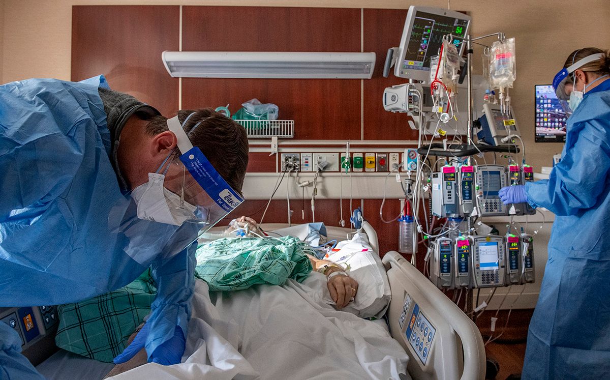 Day in the life of a doctor working on a Covid ICU ward Dr. James Samuel Pope treats a patient who is suffering from the effects of Covid-19 in the ICU at Hartford Hospital in Hartford, Connecticut According to Pope the patient is unvaccinated. (Photo by Joseph Prezioso / AFP)