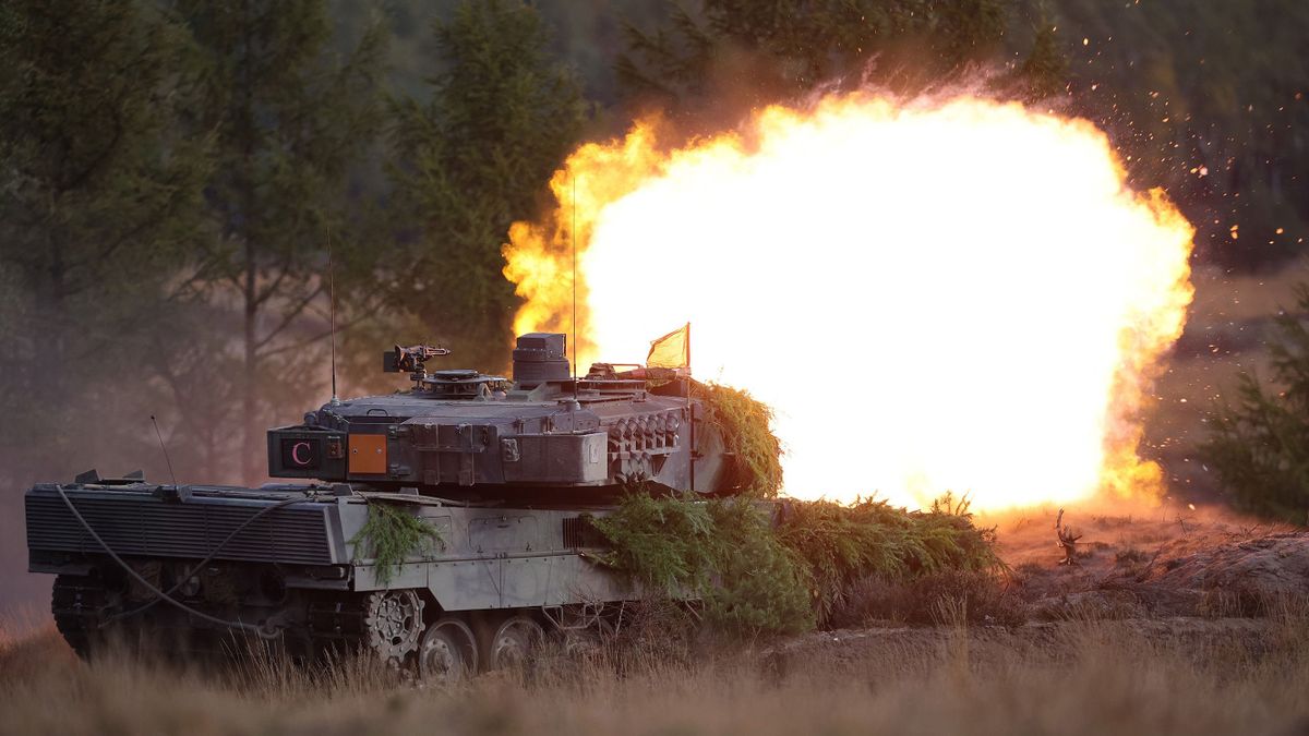 A Leopard 2 main battle tank of the German armed forces Bundeswehr shoots during a visit by the German Chancellor of  the troops during a training exercise at the military ground in Ostenholz, northern Germany, on October 17, 2022. - Germany on January 25, 2023 approved the delivery of Leopard 2 tanks to Ukraine, after weeks of pressure from Kyiv and many allies. Berlin will provide a company of 14 Leopard 2 A6 tanks from the Bundeswehr stocks and is also granting approval for other European countries to send tanks from their own stocks to Ukraine, a government spokesman said in a statement. 