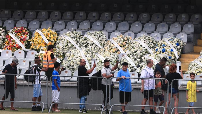 SP - Santos - 01/02/2023 - PELE, VELORIO - Fans line up during Pele's wake at the Vila Belmiro stadium this Monday (2). Pele died of multiple organ failure on the 29th of December after about a month of hospitalization at the Albert Einstein hospital in Sao Paulo. Pele is considered the greatest football player in all history and played for Santos for almost 20 years and won three World Cups with the Brazilian national team. 