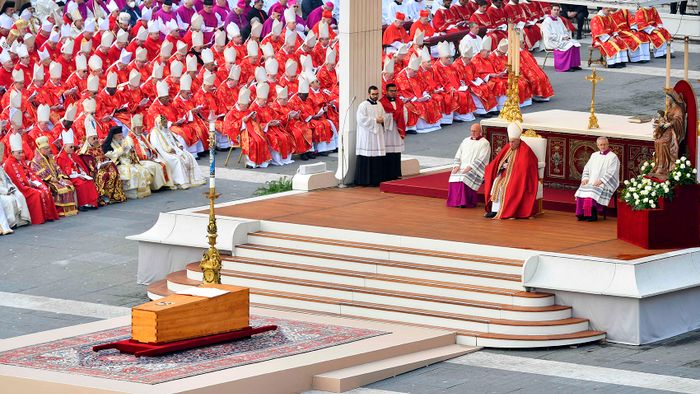 This photo taken and handout on January 5, 2023 by The Vatican Media shows Pope Francis celebrates the funeral mass of Pope Emeritus Benedict XVI at St. Peter's square in the Vatican, on January 5, 2023. (Photo by Handout / VATICAN MEDIA / AFP) / RESTRICTED TO EDITORIAL USE - MANDATORY CREDIT "AFP PHOTO / VATICAN MEDIA" - NO MARKETING - NO ADVERTISING CAMPAIGNS - DISTRIBUTED AS A SERVICE TO CLIENTS