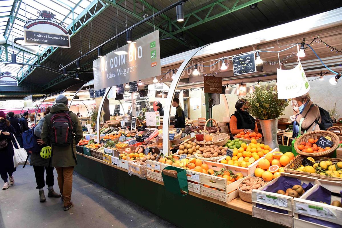 Covered market Marche des Enfants Rouges Paris (France): Marche des Enfants Rouges, the oldest covered market in Paris, in the 3rd arrondissement (the Marais district). Stands, stalls of organic fruits and vegetables. (Photo by: Apaydin A/Andia/Universal Images Group via Getty Images)