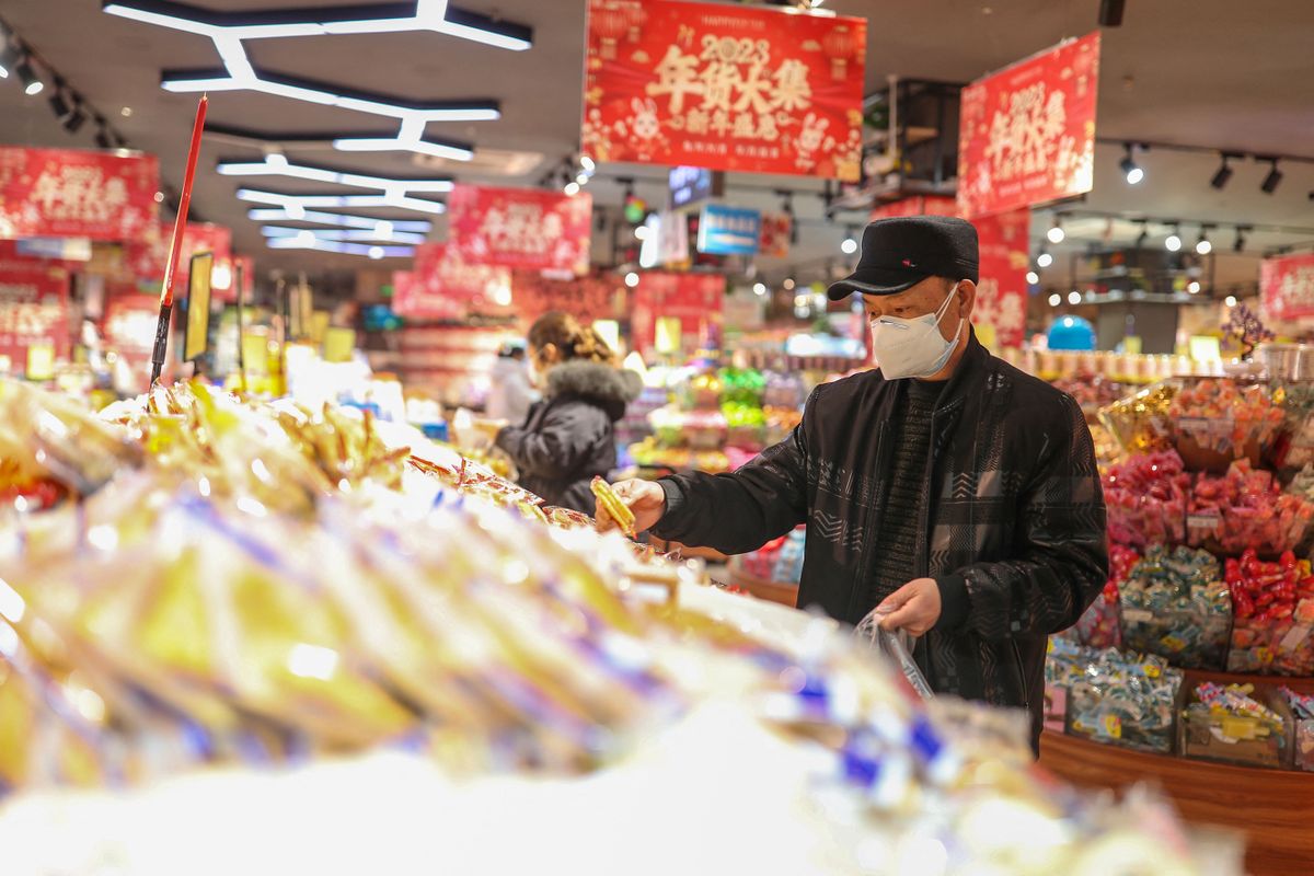 (230101) -- YUPING, Jan. 1, 2023 (Xinhua) -- People select goods at a supermarket in Yuping Dong Autonomous County of Tongren City, southwest China's Guizhou Province, Jan. 1, 2023. 