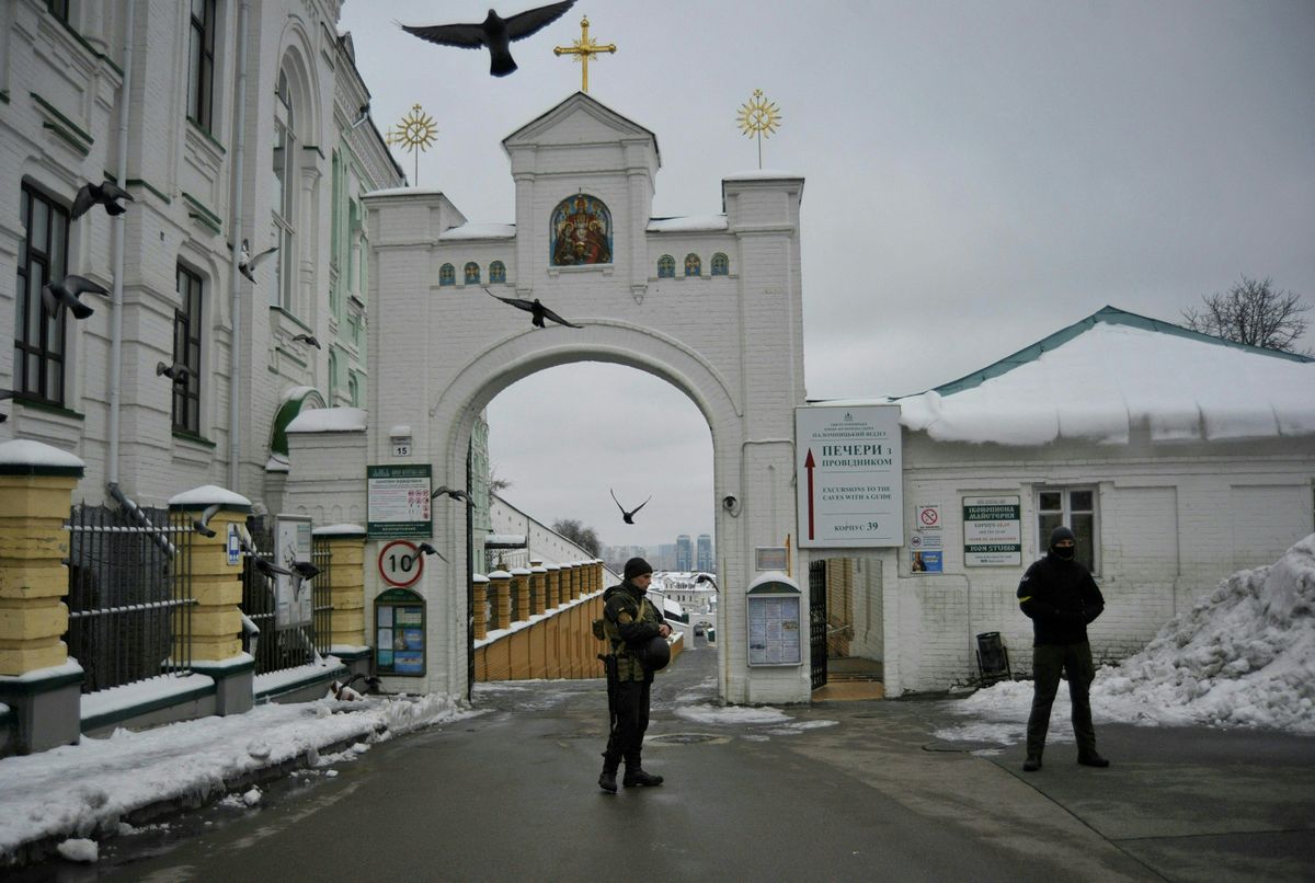 Ukraine's Security Service (SBU) servicemen stand in front of the entrance of Kyiv Pechersk Lavra monastery in Kyiv on November 22, 2022, amid the Russian invasion of Ukraine. - Ukraine's security service on November 22, said it carried out a raid on a historic Orthodox monastery in the capital Kyiv over suspected "activities" of Russian agents.Located south of Kyiv's city centre, the 11th century Kyiv Pechersk Lavra is a UNESCO World Heritage site and seat of a branch of Ukraine's Orthodox Church that was formerly under Moscow's jurisdiction. 