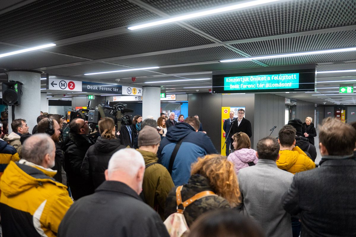 Az M3 metróvonal középső szakaszának megújult Deák Ferenc tér és Ferenciek tere állomásait január 23-án átadtuk az utasforgalomnak, így kora délutántól Kőbánya-Kispest és Deák Ferenc tér között már metró szállítja az utasokat. A Deák Ferenc tér kiemelt fontosságú közlekedési csomópont, mivel három metróvonal között biztosít átszállási lehetőséget. Mindkét belvárosi állomás akadálymentesen elérhető, így ismét bővül az egyenlő esélyű elérhetőség a közösségi közlekedésben.