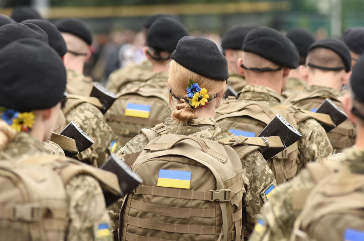 Woman soldier. Woman in army. Ukrainian flag on military uniform. Ukraine troops.
hadsereg, Ukrajna