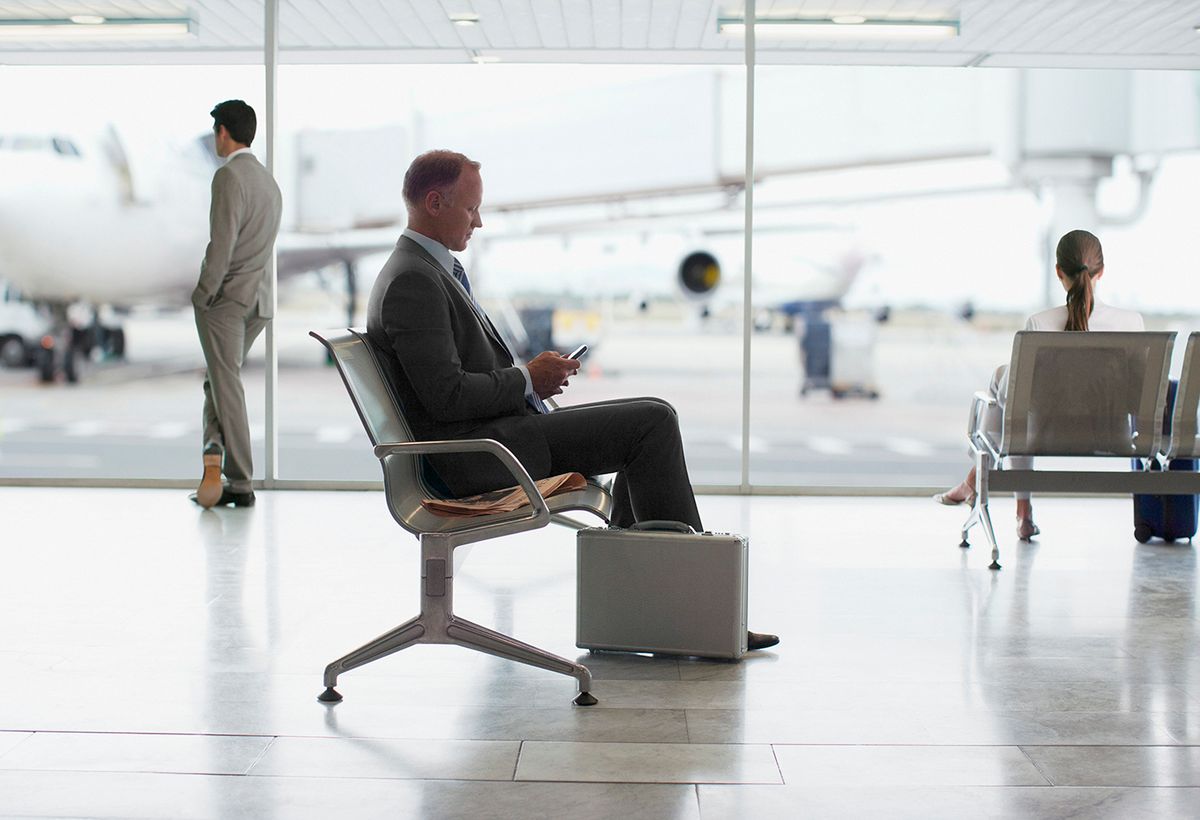 Businessman waiting in airport, kiutasított, diplomata, diplomaták, russia, orosz, Oroszország