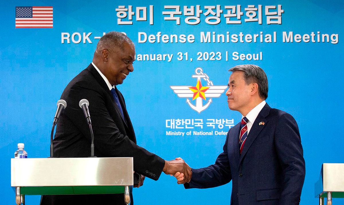 US Secretary of Defense Lloyd Austin (L) shakes hands with South Korea's Defence Minister Lee Jong-sup (R) after a joint press conference at the Defence Ministry in Seoul on January 31, 2023. (Photo by JEON HEON-KYUN / POOL / AFP)
nukleáris elrettentés