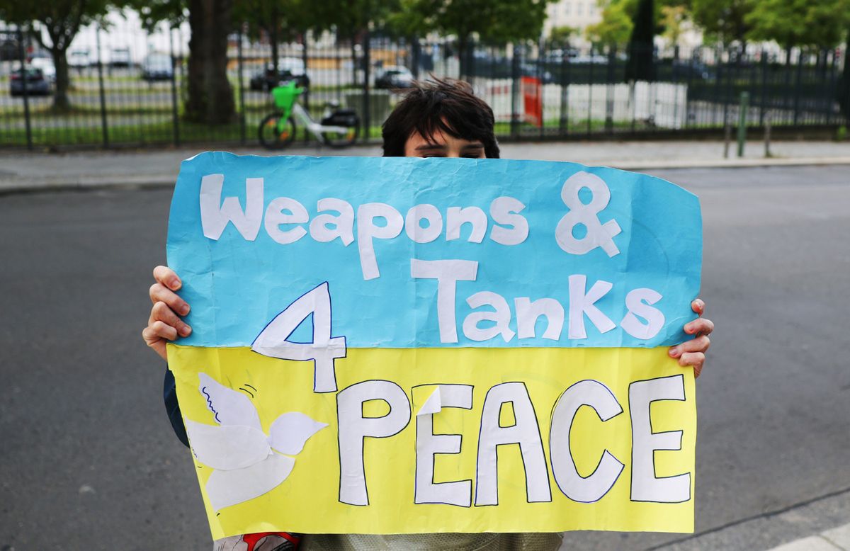 18 September 2022, Berlin: A banner reading "Weapons & Tanks 4 Peace" is seen in front of the German Ministry of Defense during a demonstration in favor of tank deliveries to Ukraine. The demonstration is organized by "Vitsche - Alliance of Ukrainian Organizations". 